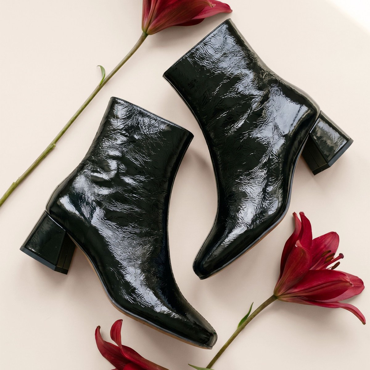 Bottines moyen talon carré Diane cuir vernis noir, JULES & JENN