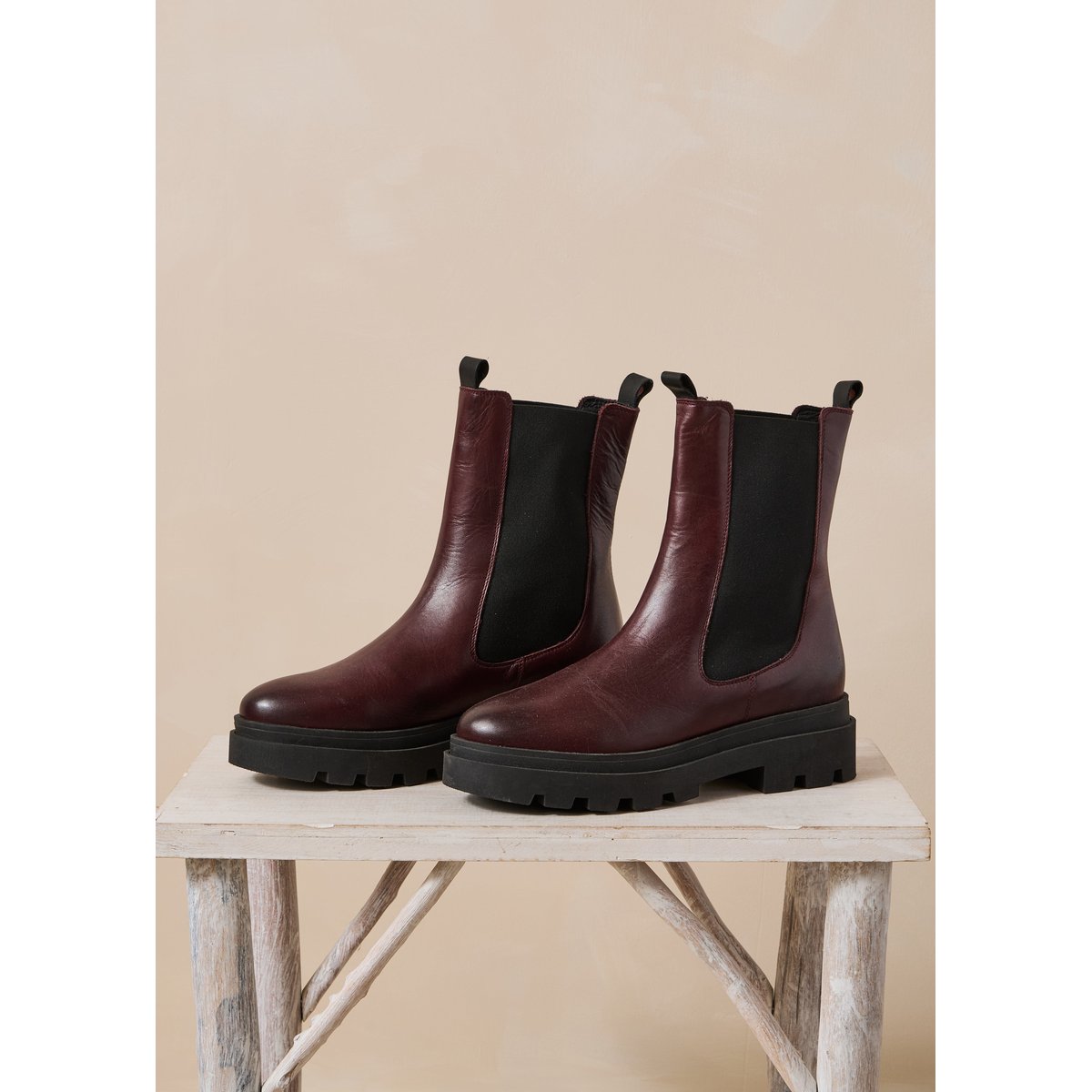Bottines chelsea en cuir bordeaux / noir, LA FEE MARABOUTEE