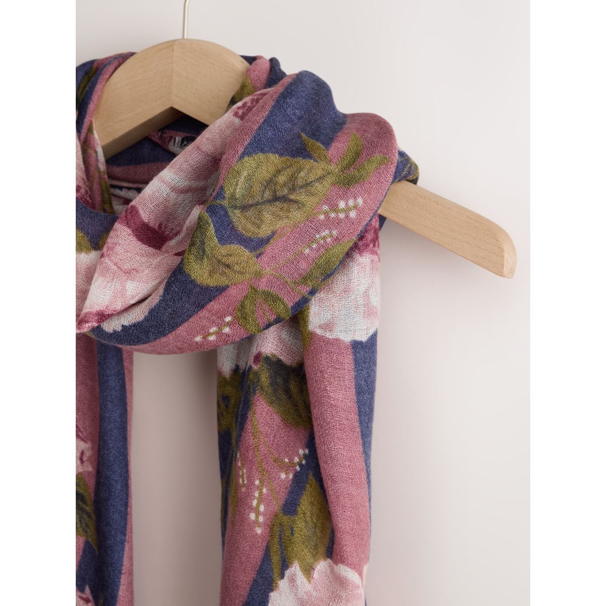 Écharpe légère en laine bleu marine/imprimé floral rose, NEXT
