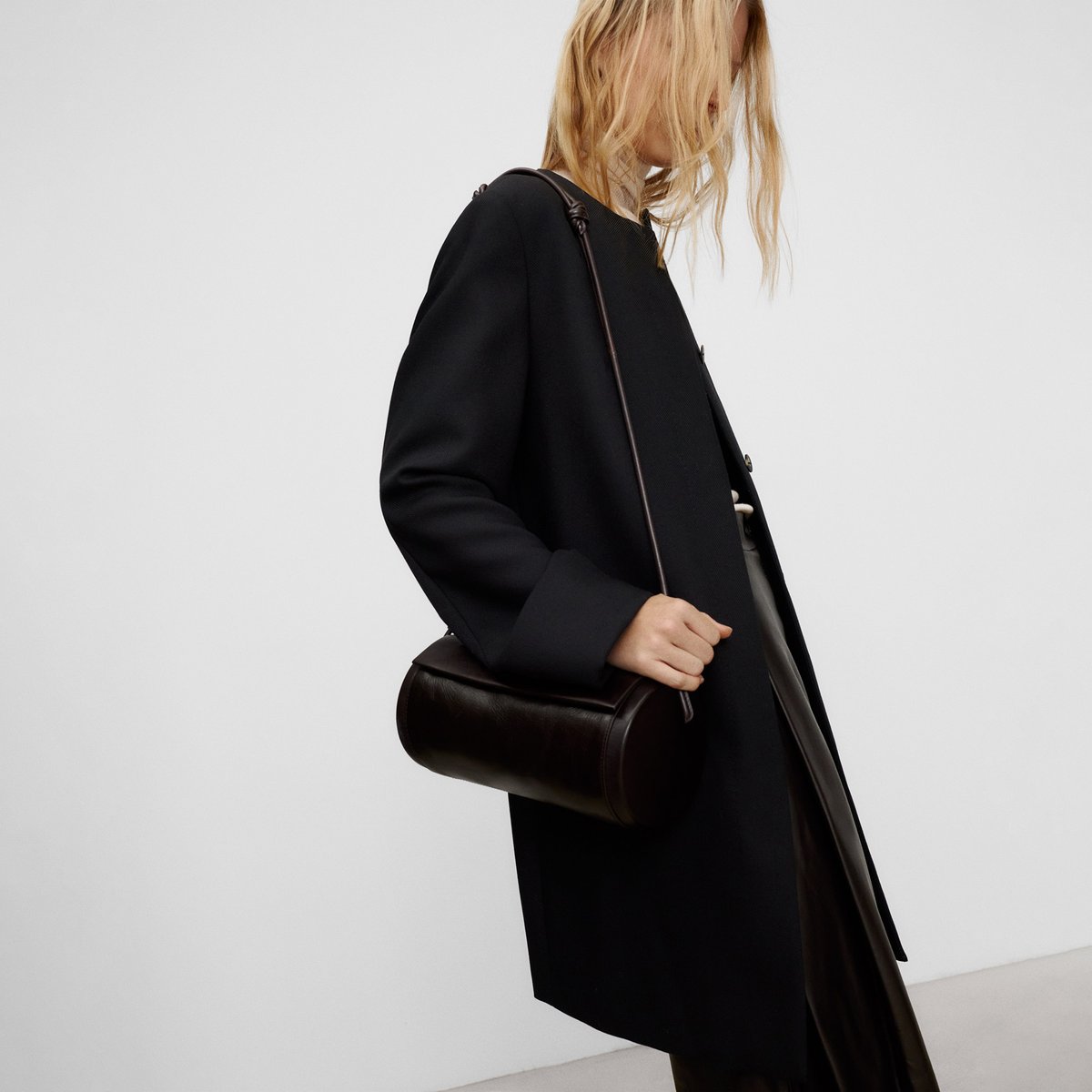 Manteau tailleur avec laine mérinos à col rond noir, ADOLFO DOMINGUEZ