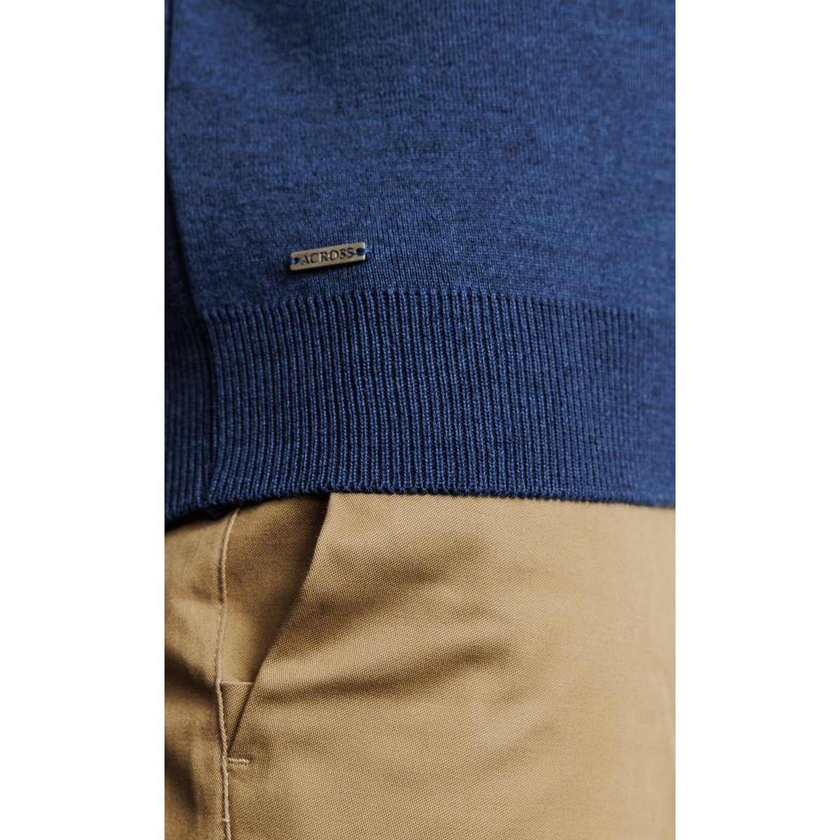 Pull col V en laine mérinos 2 fils bleu, ACROSS