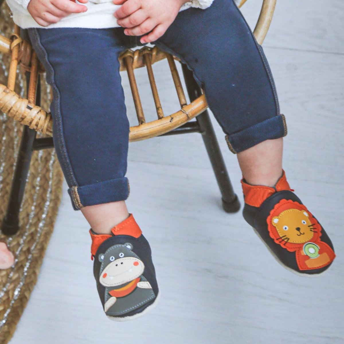 Chaussons bébé cuir souple Jade et Robert se régalent bleu marine, TICHOUPS