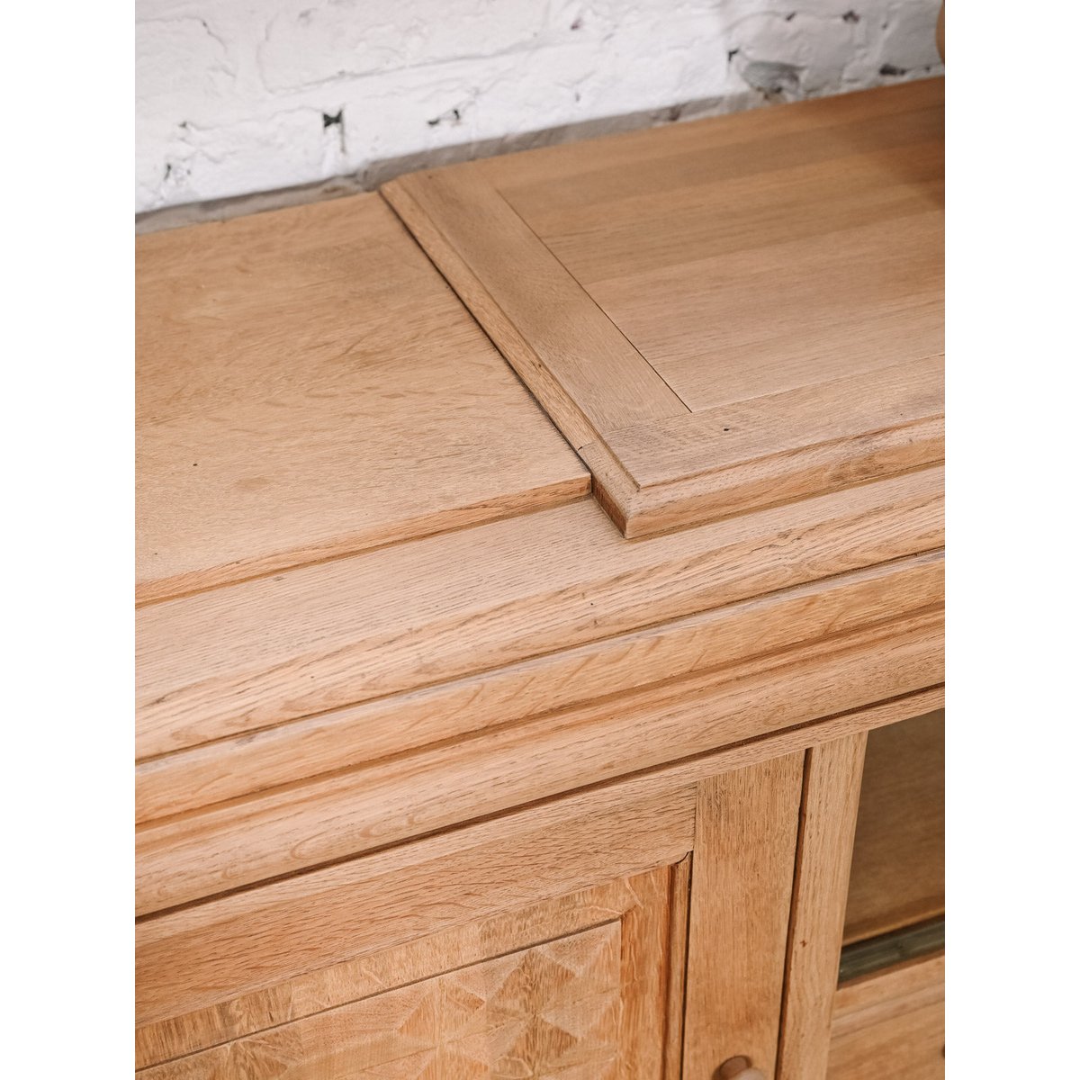 Buffet en bois massif travaillé Gilbert N°1846 - Bon état bois clair, DEBONGOUT