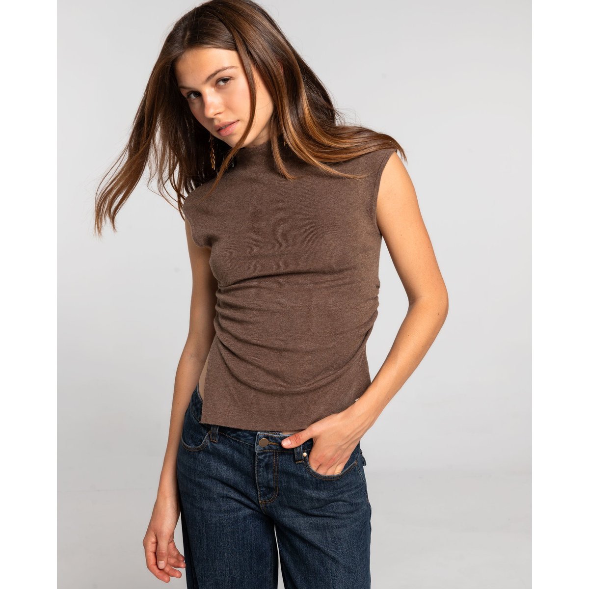 Top sans manches en maille avec fronces latérales marron, THE-ARE