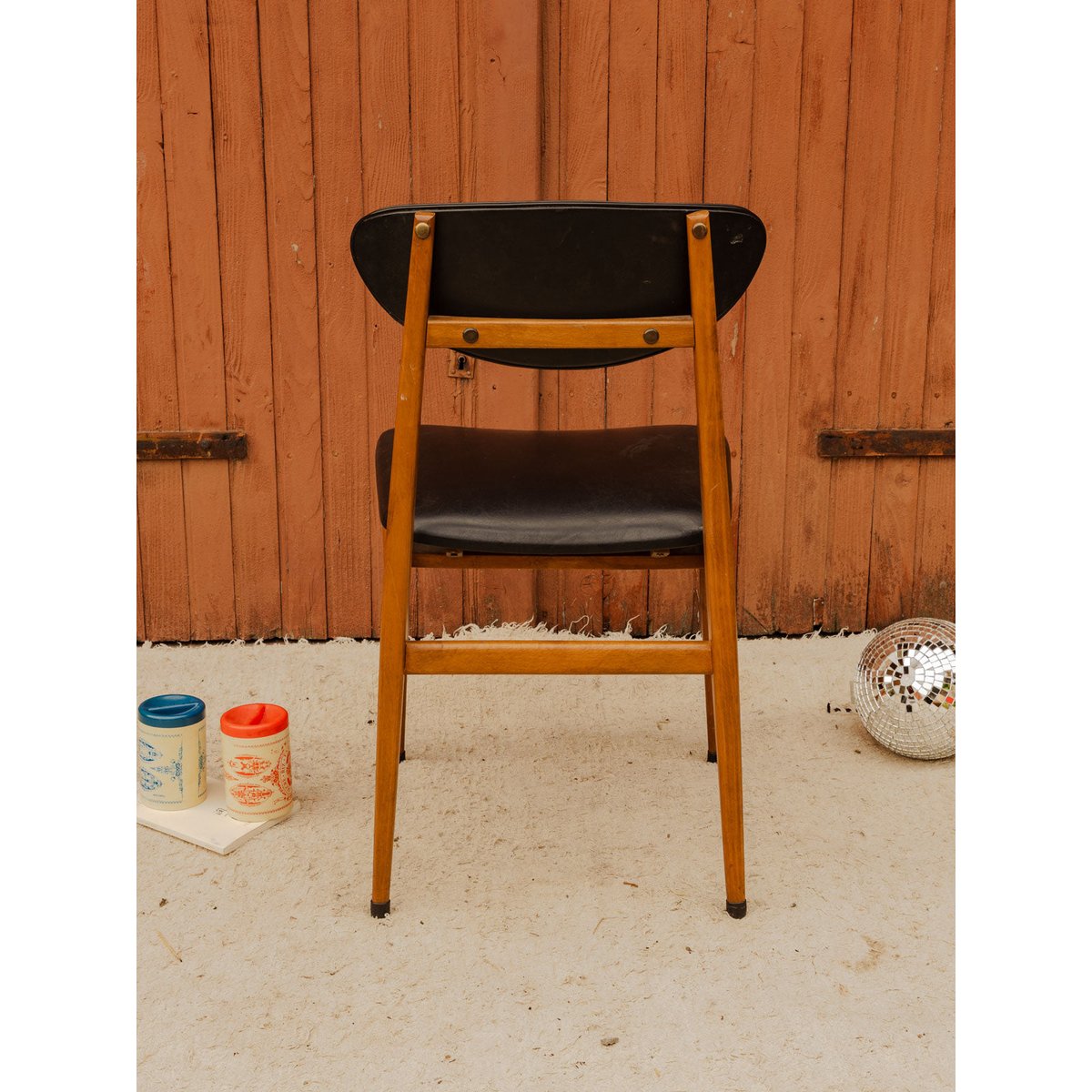 Chaise en bois et cuir noir Alma N°2076 - Bon état bois foncé, DEBONGOUT