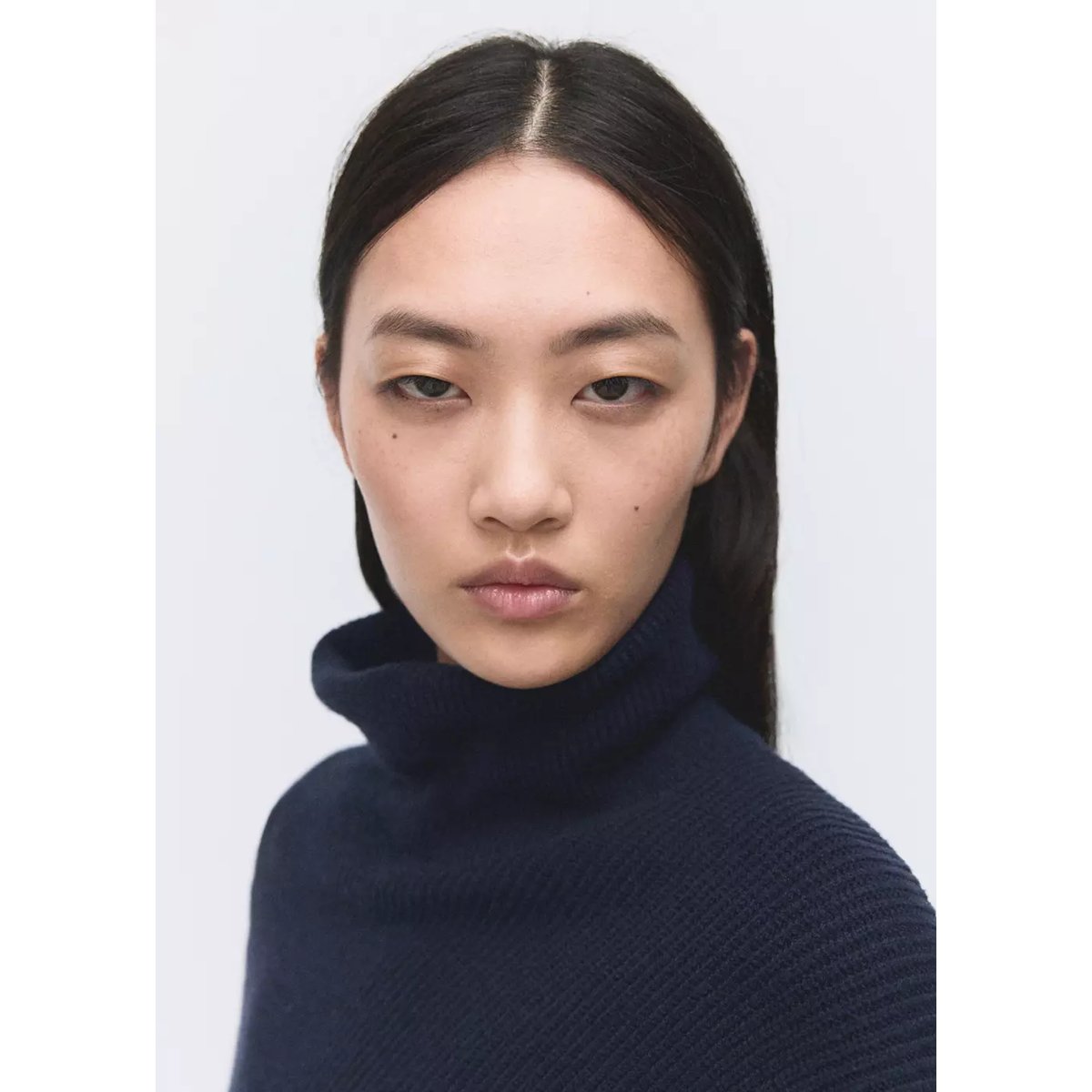 Pull asymétrique col roulé bleu marine, MANGO