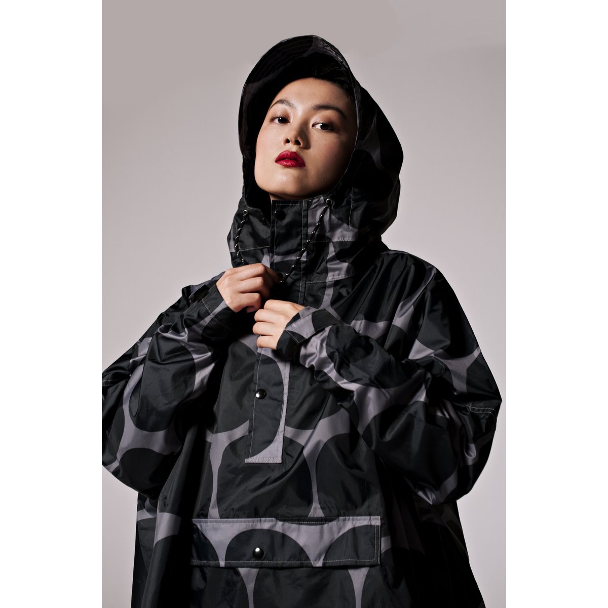 Poncho de pluie imperméable BLACK POLKA noir à pois, RAINKISS