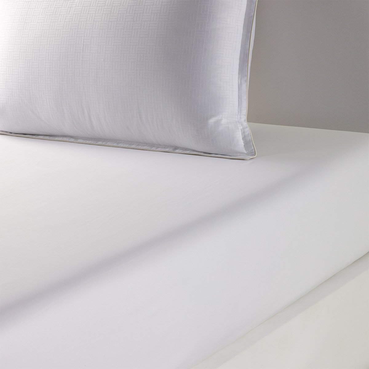 Drap housse en satin de coton blanc, LATTICE milk, BOSS HOME