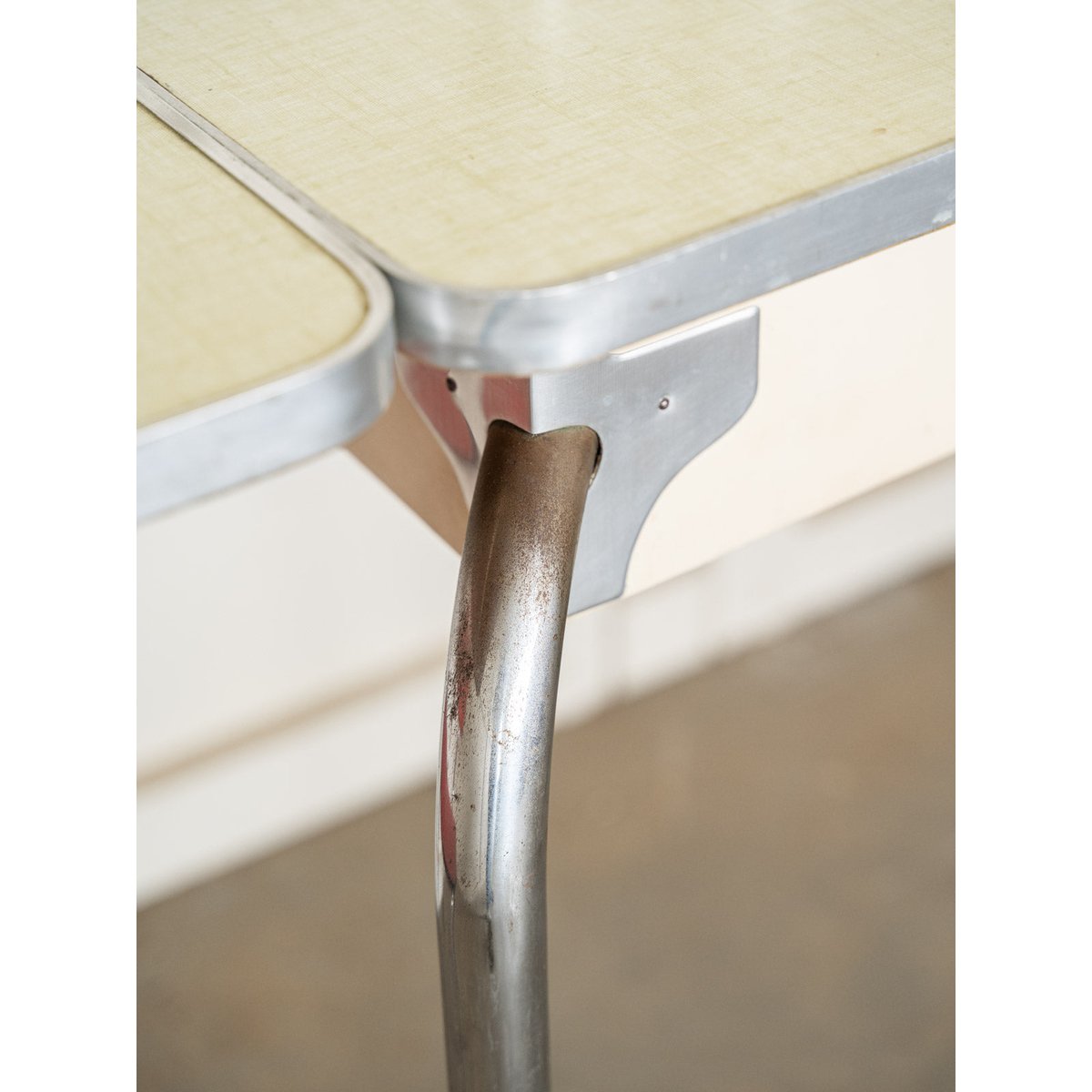 Table à manger en formica Karla N°1280 - Bon état beige, DEBONGOUT