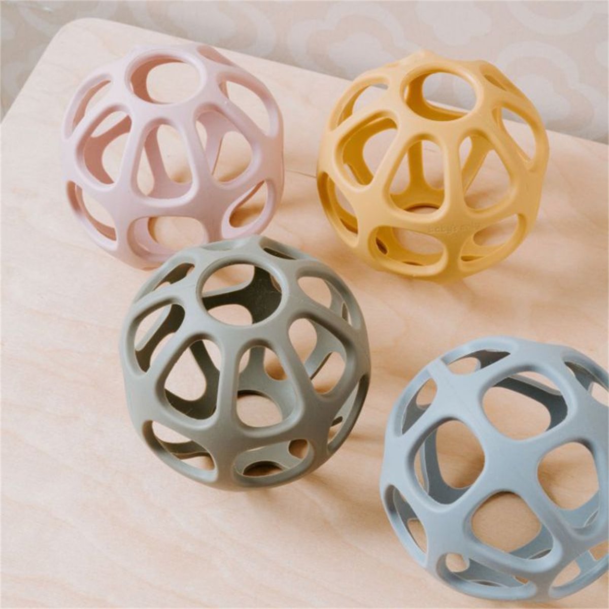Balle de préhension en silicone jaune ocre, BABY'S ONLY