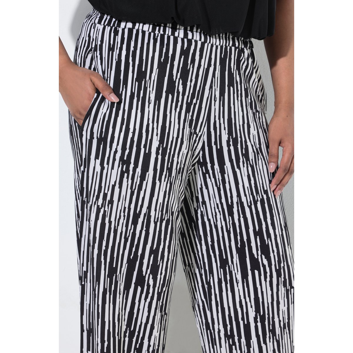 Pantalon au tombé fluide, motif à rayures noir, ULLA POPKEN