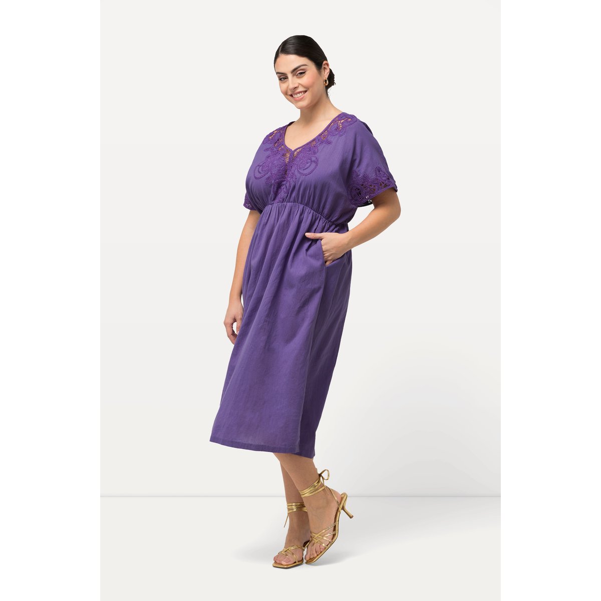 Robe oversize avec broderies. Décolleté en violet, ULLA POPKEN