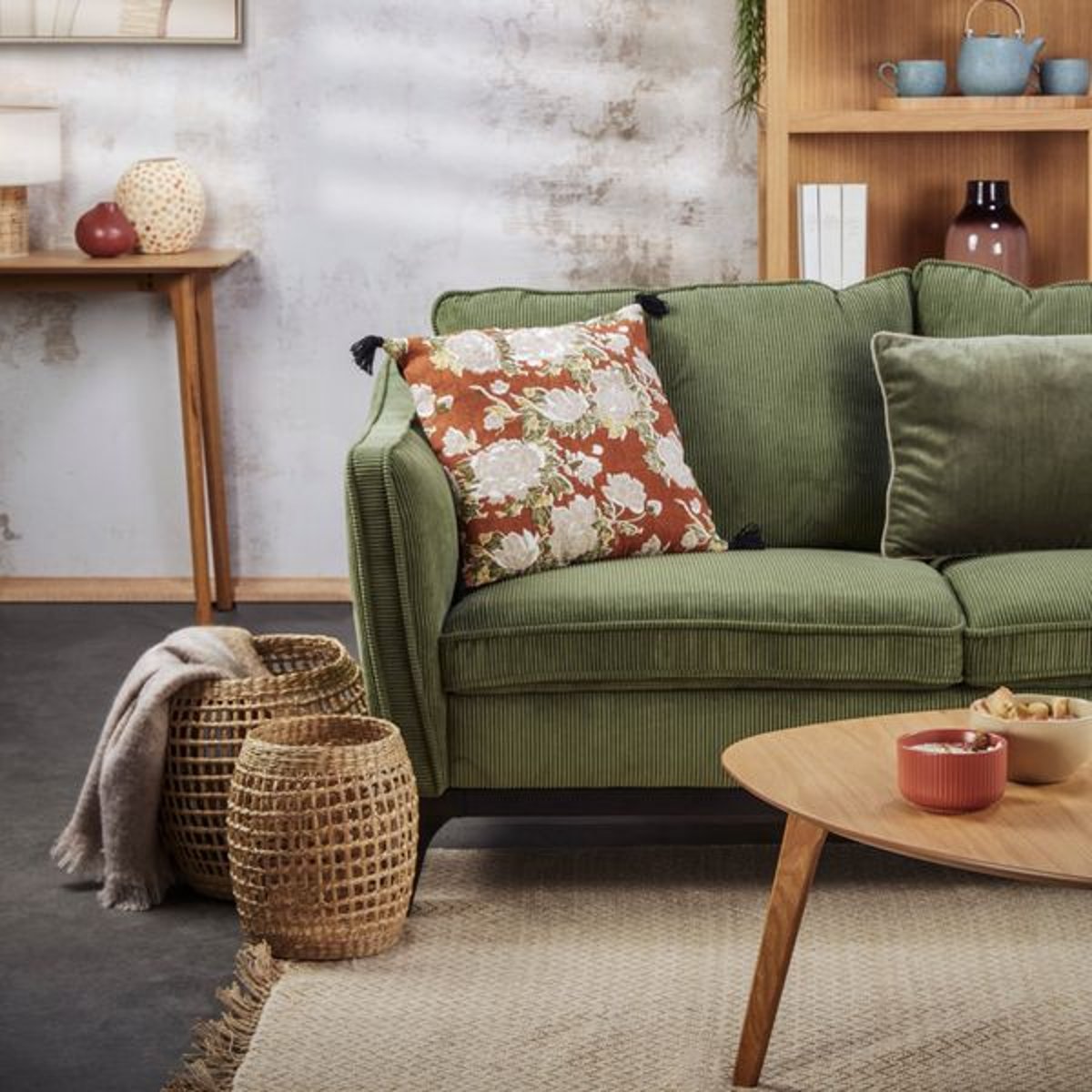 Quelles couleurs subliment un canapé vert foncé ? Nos idées faciles
