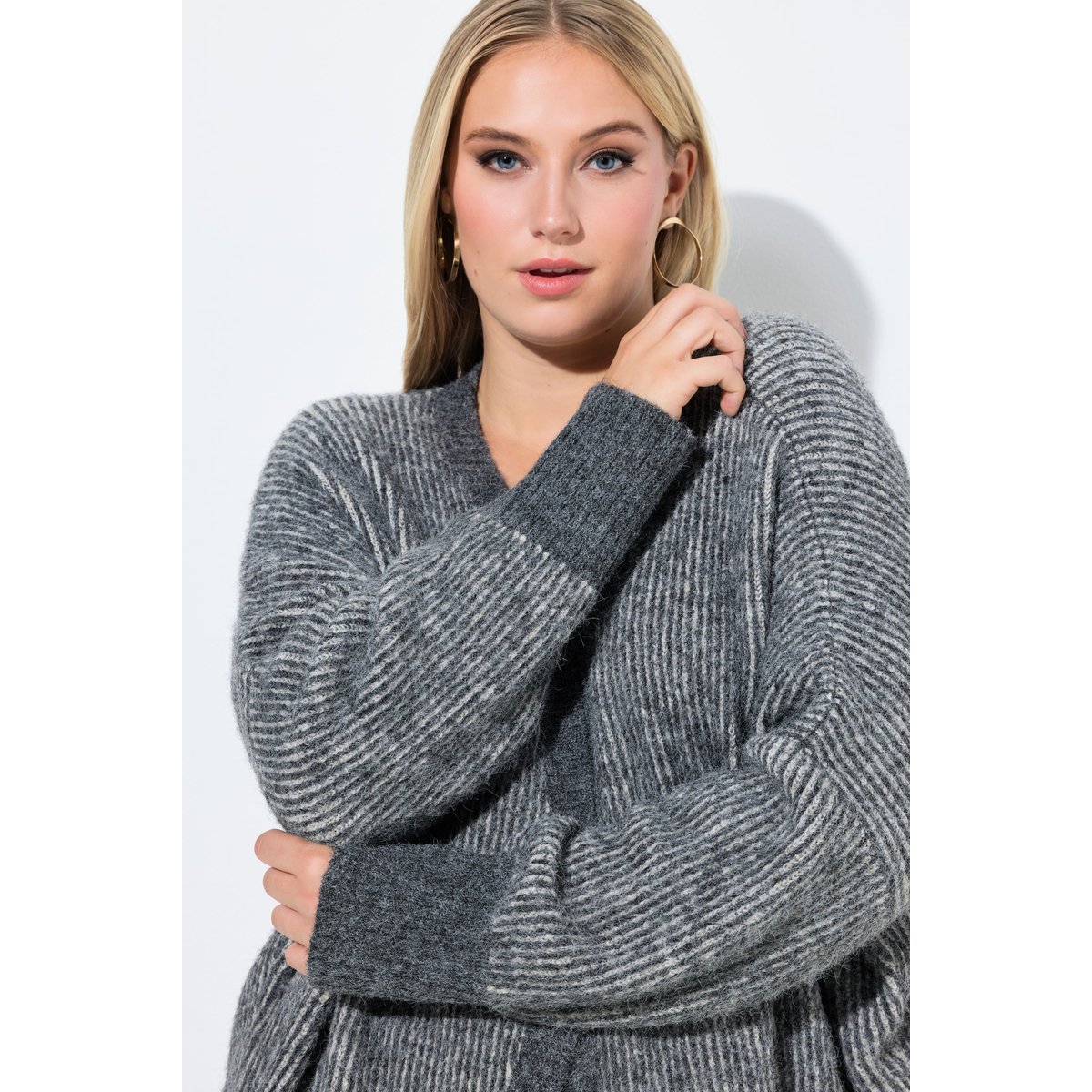 Cardigan coupe ouverte, silhouette en O gris graphite, ULLA POPKEN
