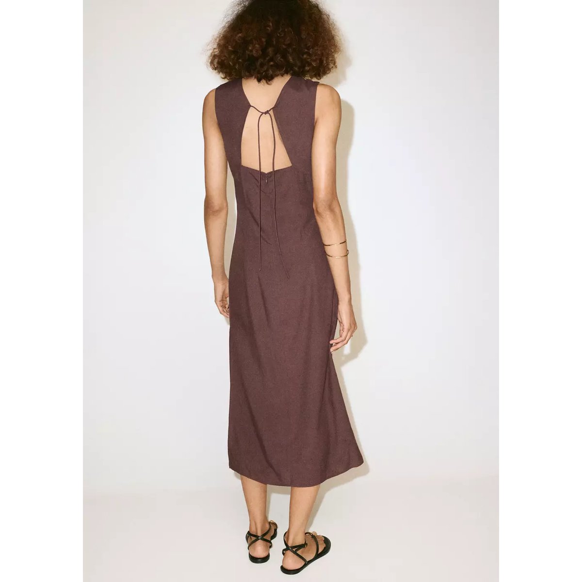 Robe froncée sur le côté avec nœud marron, MANGO