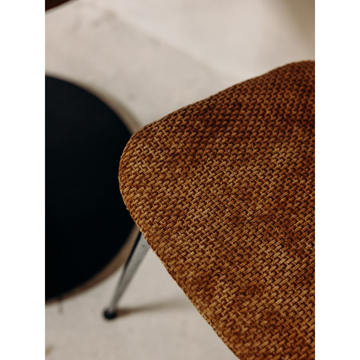 Chaise aux lignes épurées Alma N°1969 - Bon état vert, DEBONGOUT