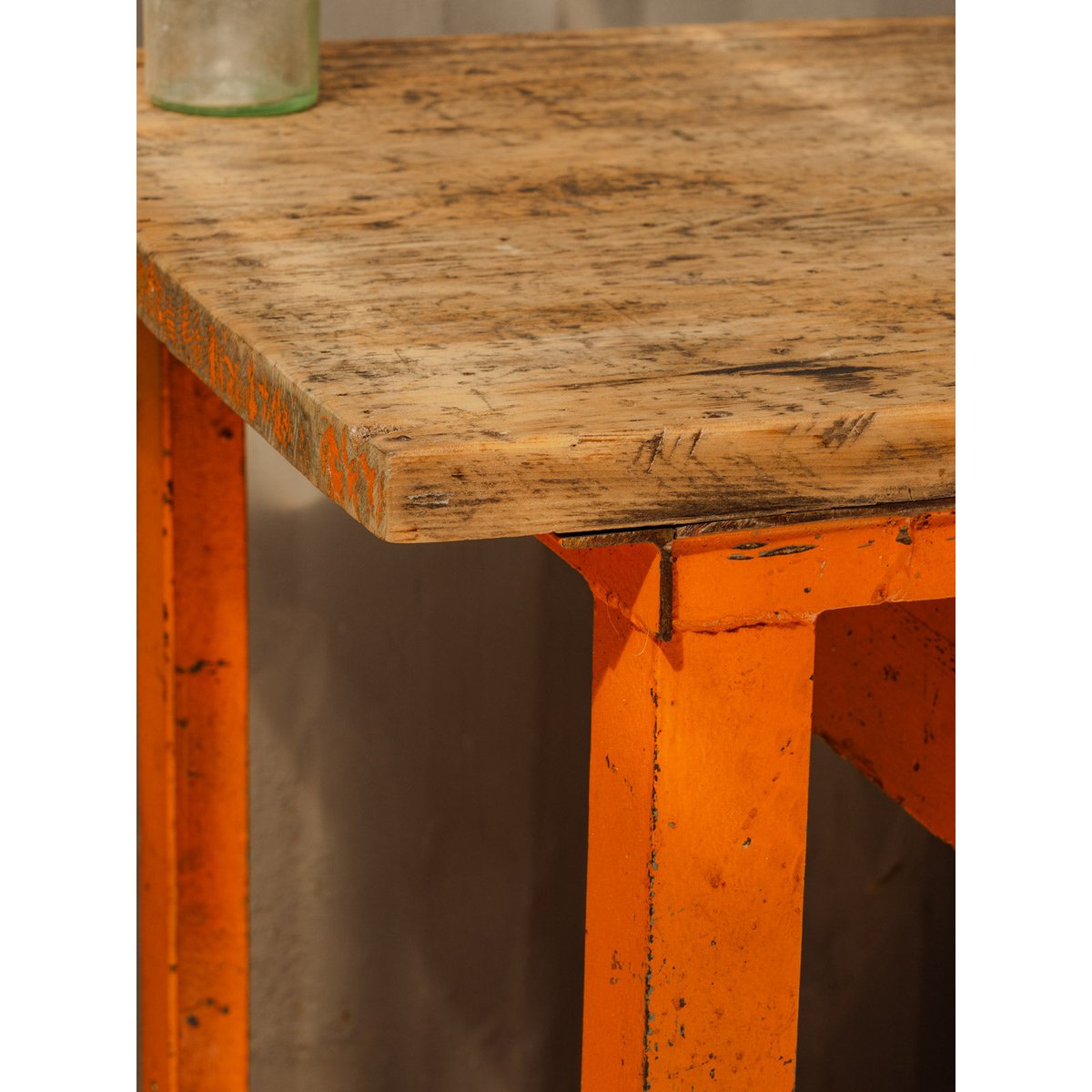 Bureau en bois et métal orange Fernand N°425 - Bon état bois foncé, DEBONGOUT