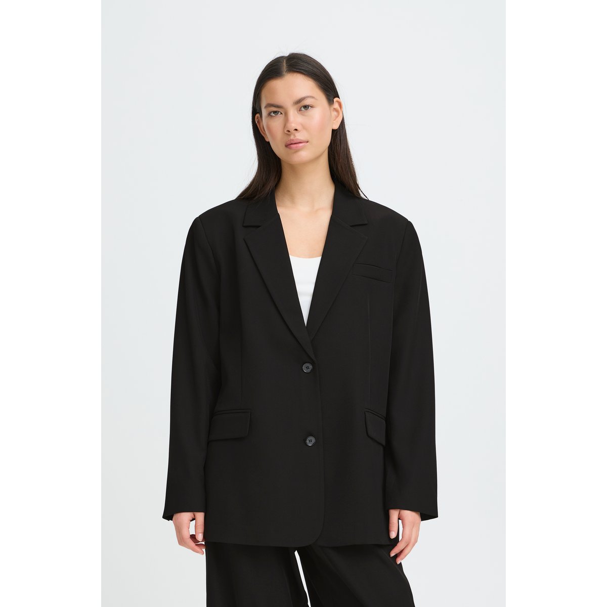 Blazer classique, fermeture deux boutons, coupe droite noir, ICHI