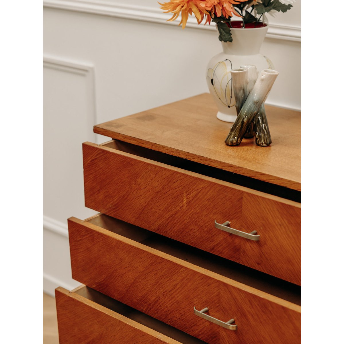 Commode au placage en bois en chevron Olga N°465 - Bon état bois clair, DEBONGOUT