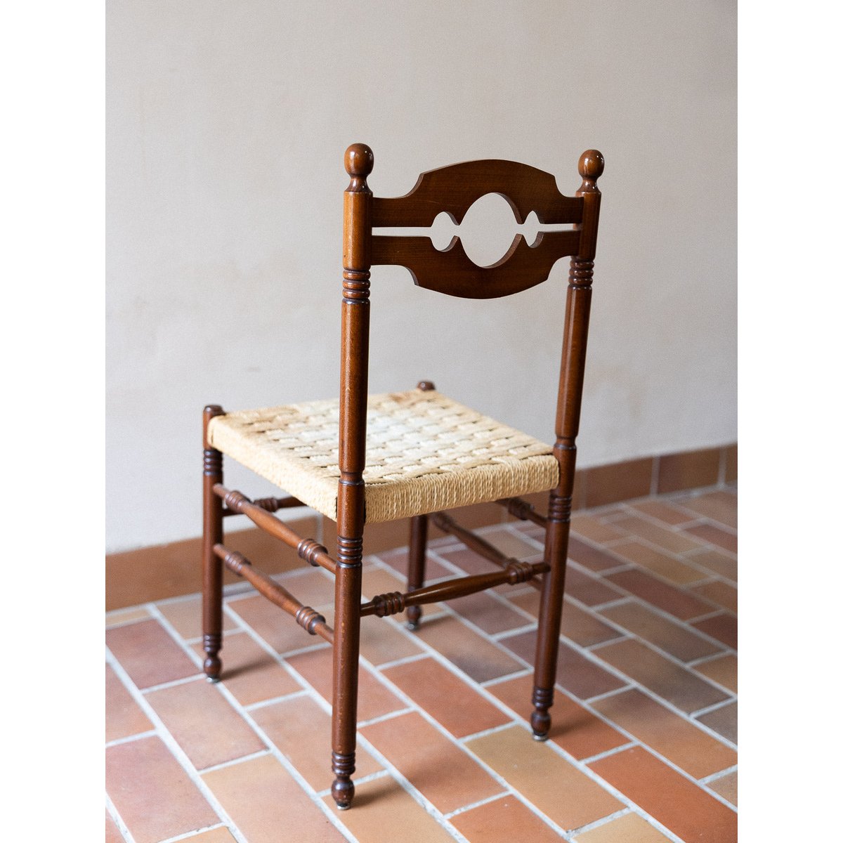 Paire de chaises en paillage Claude N°1479 - Bon état bois foncé, DEBONGOUT