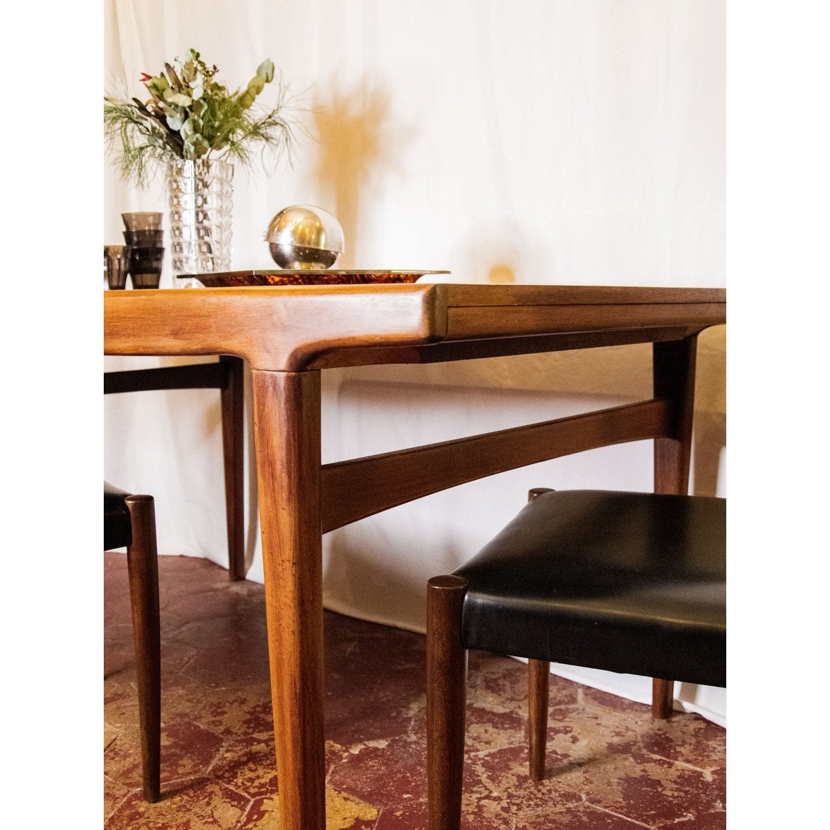 Table à manger en bois de palissandre Karla N°1079 - Bon état bois foncé, DEBONGOUT