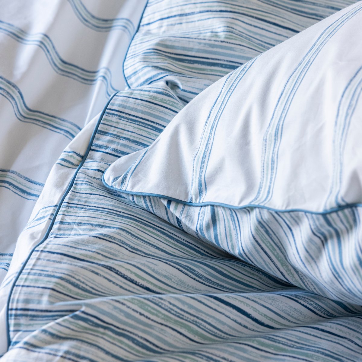 Housse de couette en percale de coton, LIGNES ÉPHÉMÈRES bleu nordique, BLANC CERISE