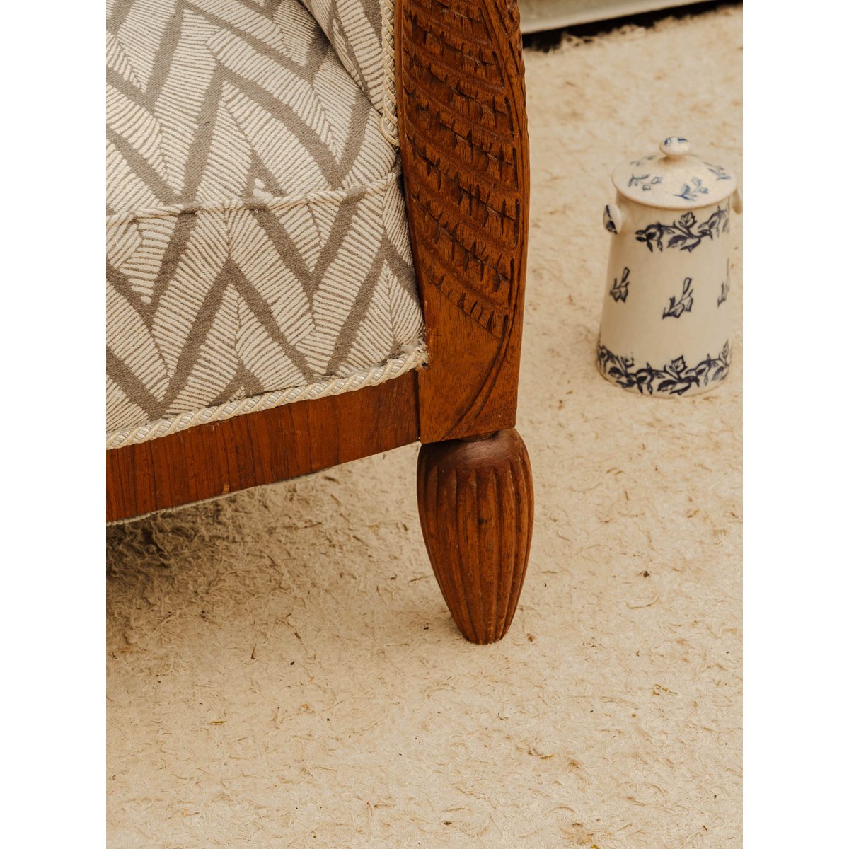 Fauteuil en tissu blanc à motifs Ernest N°1645 - Bon état blanc, DEBONGOUT