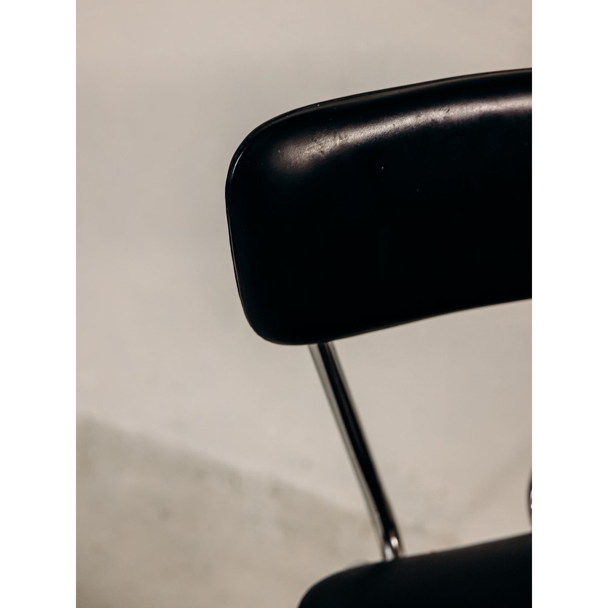 Chaise en simili cuir noir au cadre chromé Alma N°1971 - Bon état noir, DEBONGOUT