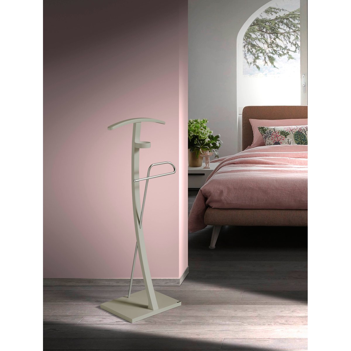 Valet de nuit en hêtre massif, SigNATURE taupe, HERDASA