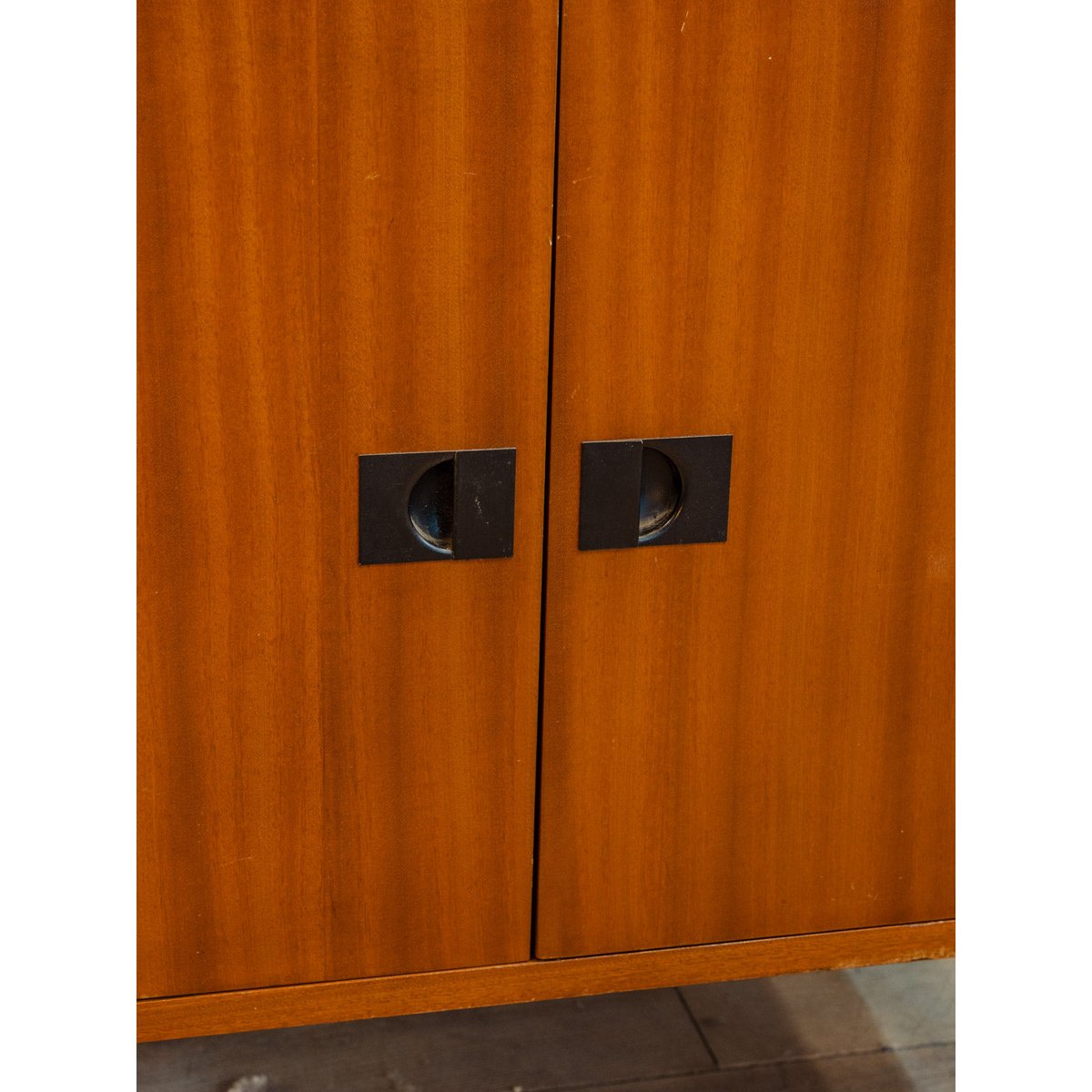 Bibliothèque en bois et métal noir Madeleine N°761 - Bon état bois foncé, DEBONGOUT