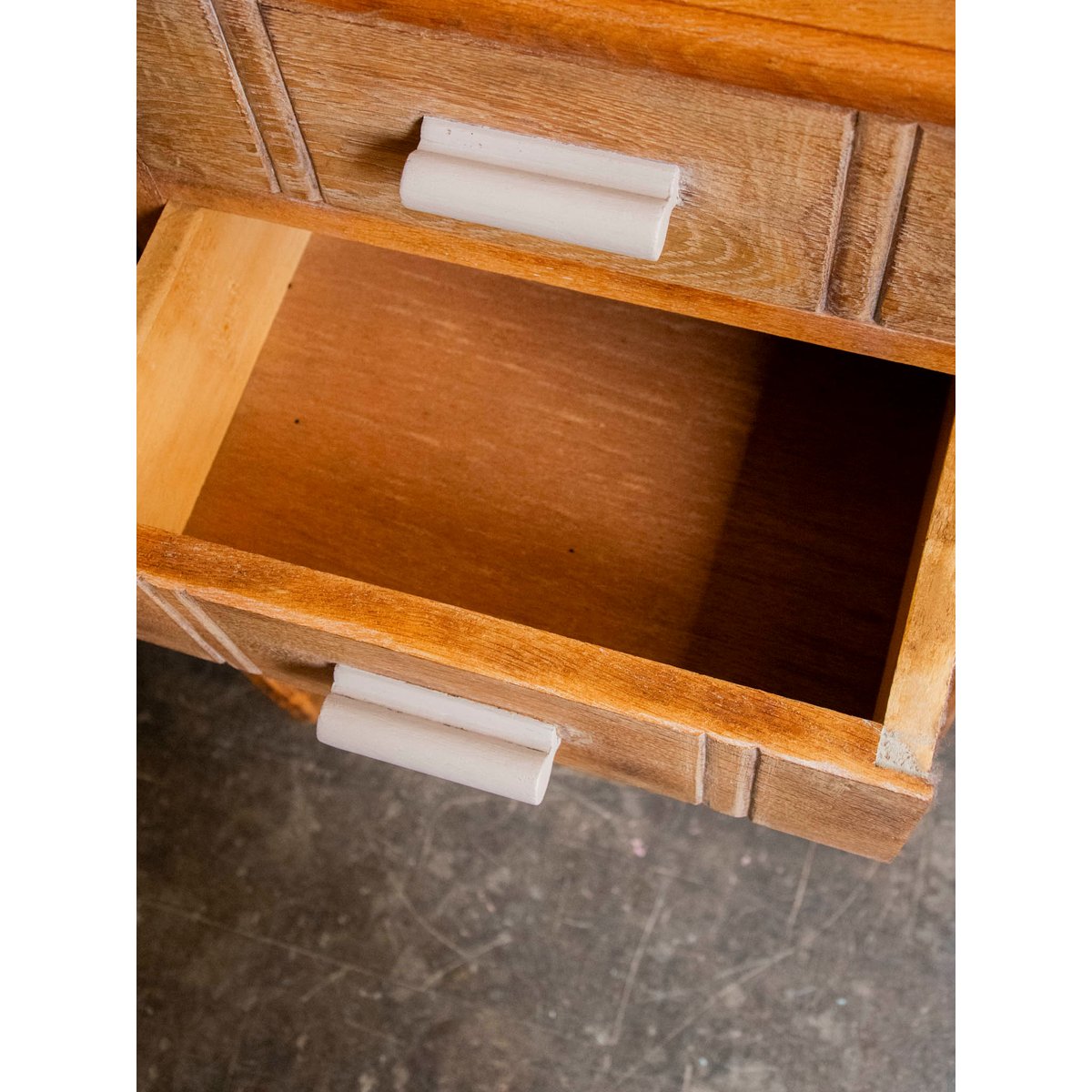 Commode au bois sculpté Garance N°741 - Bon état bois clair, DEBONGOUT