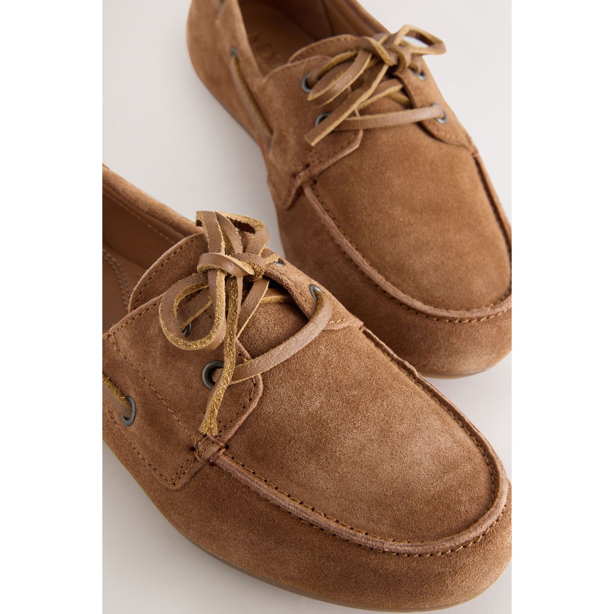 Chaussures bateau en cuir à bout rond marron fauve, NEXT