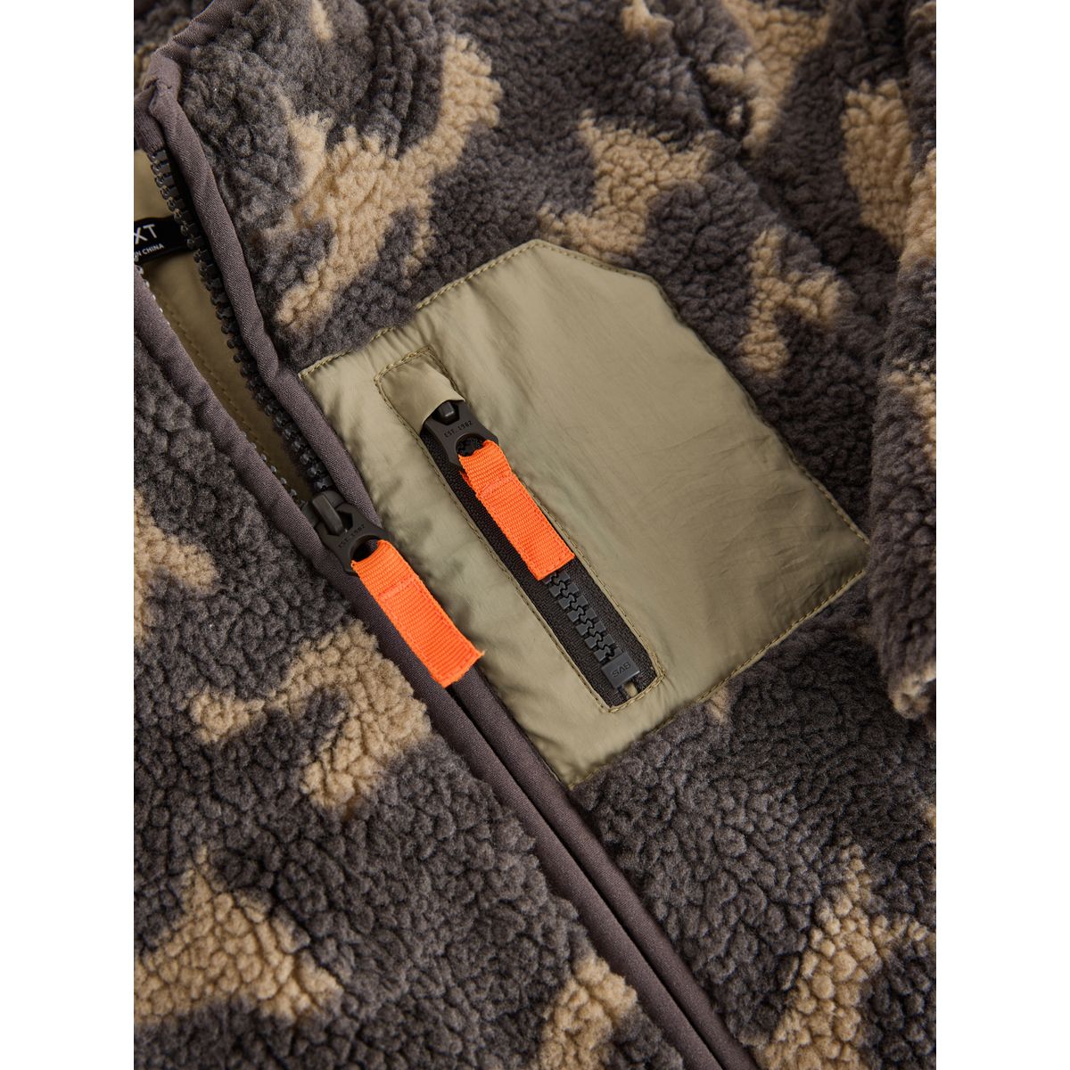 Polaire zippée à col cheminée en peau lainée camouflage, NEXT