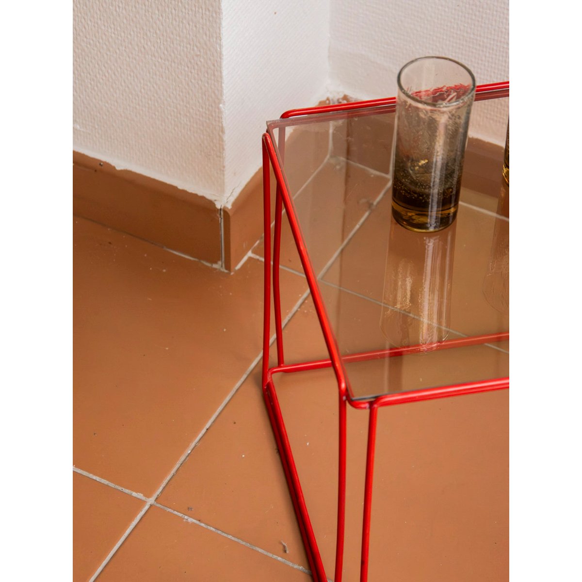 Paire de tables basses en verre et métal rouge Donna N°1639 - Bon état fumé, DEBONGOUT