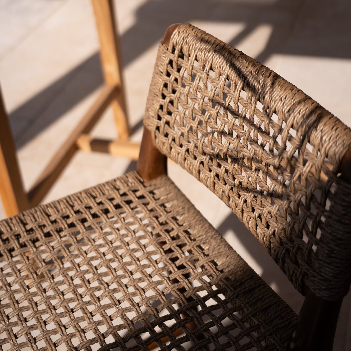 Chaise pour îlot central 65 cm en teck vernis et tissage synthétique - YABA marron, MAISON PAVANE