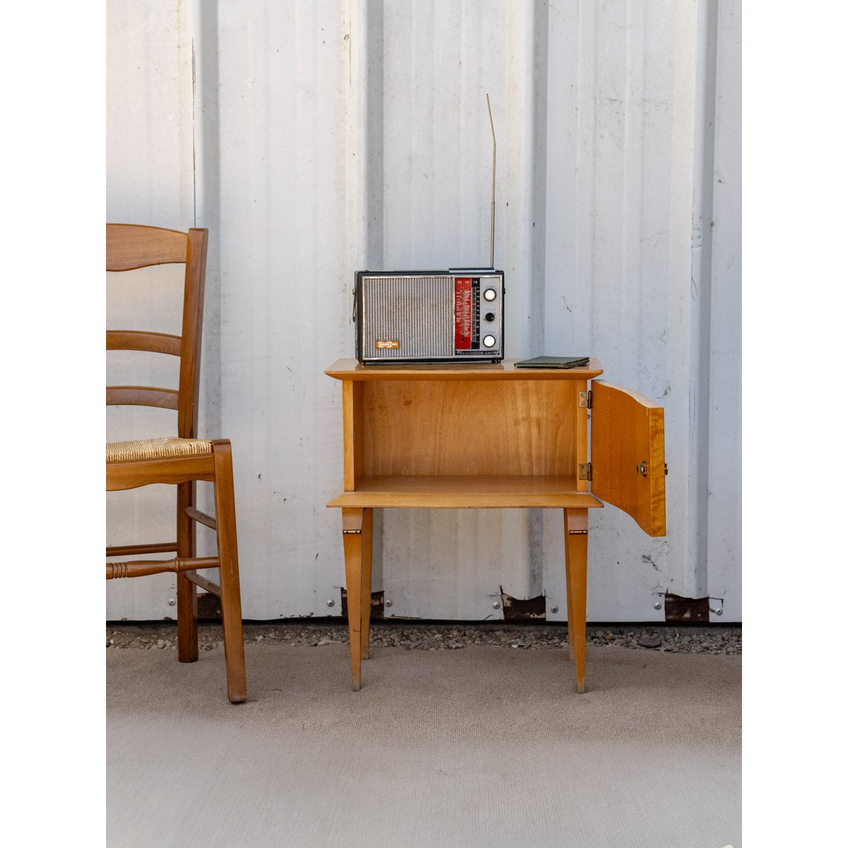 Table de chevet en loupe de bois Maïa N°1538 - Bon état bois clair, DEBONGOUT