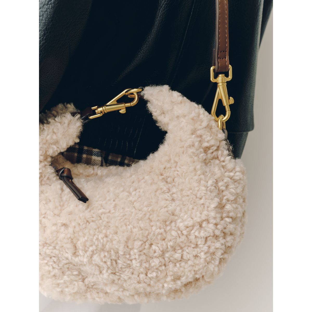 Mini sac à main en daim peau lainée os, NEXT