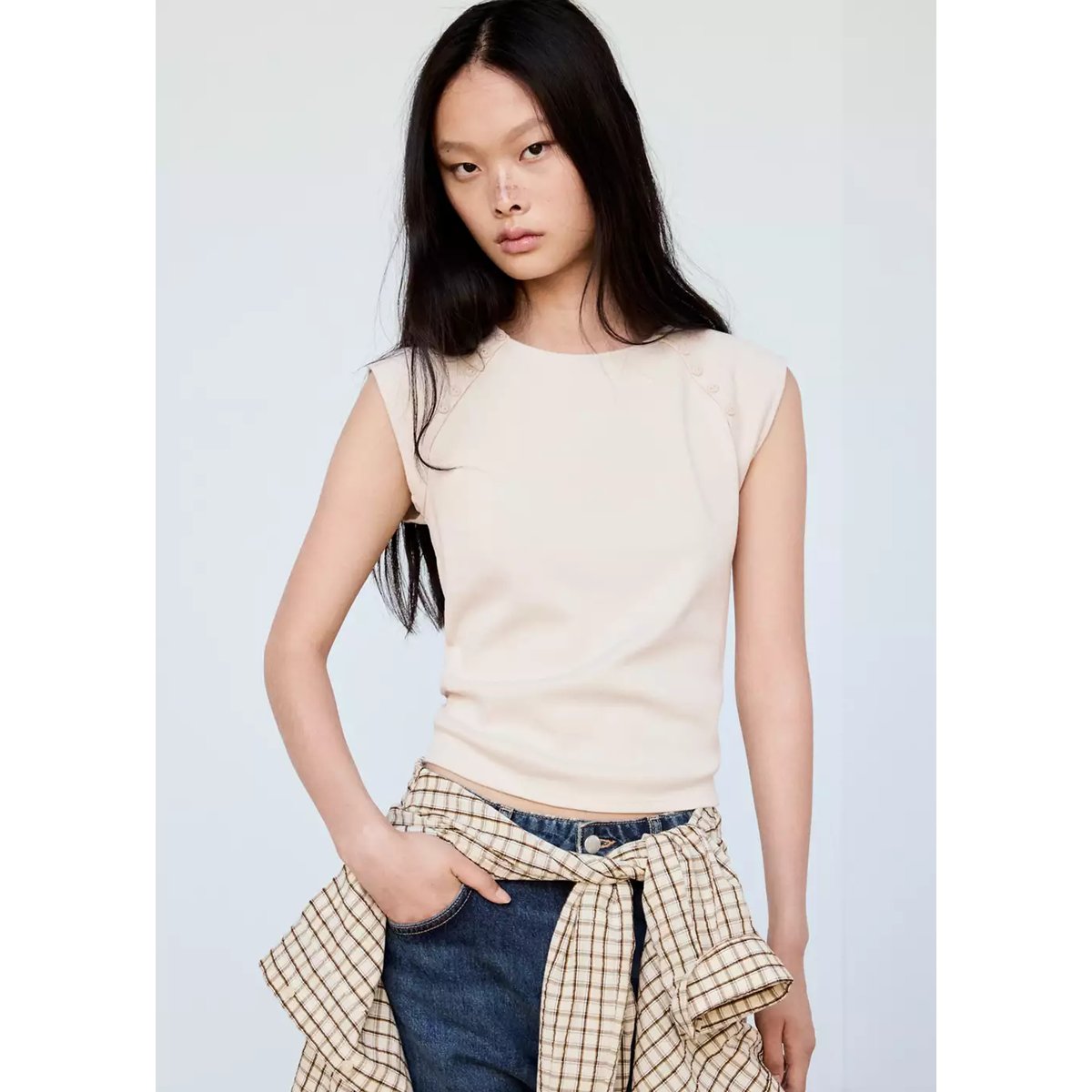 T-shirt avec détail de boutons sable, MANGO