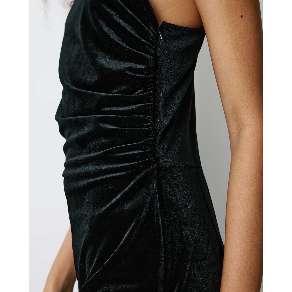 Combinaison ajustée asymétrique en velours noir Brielle noir, GRACE & MILA
