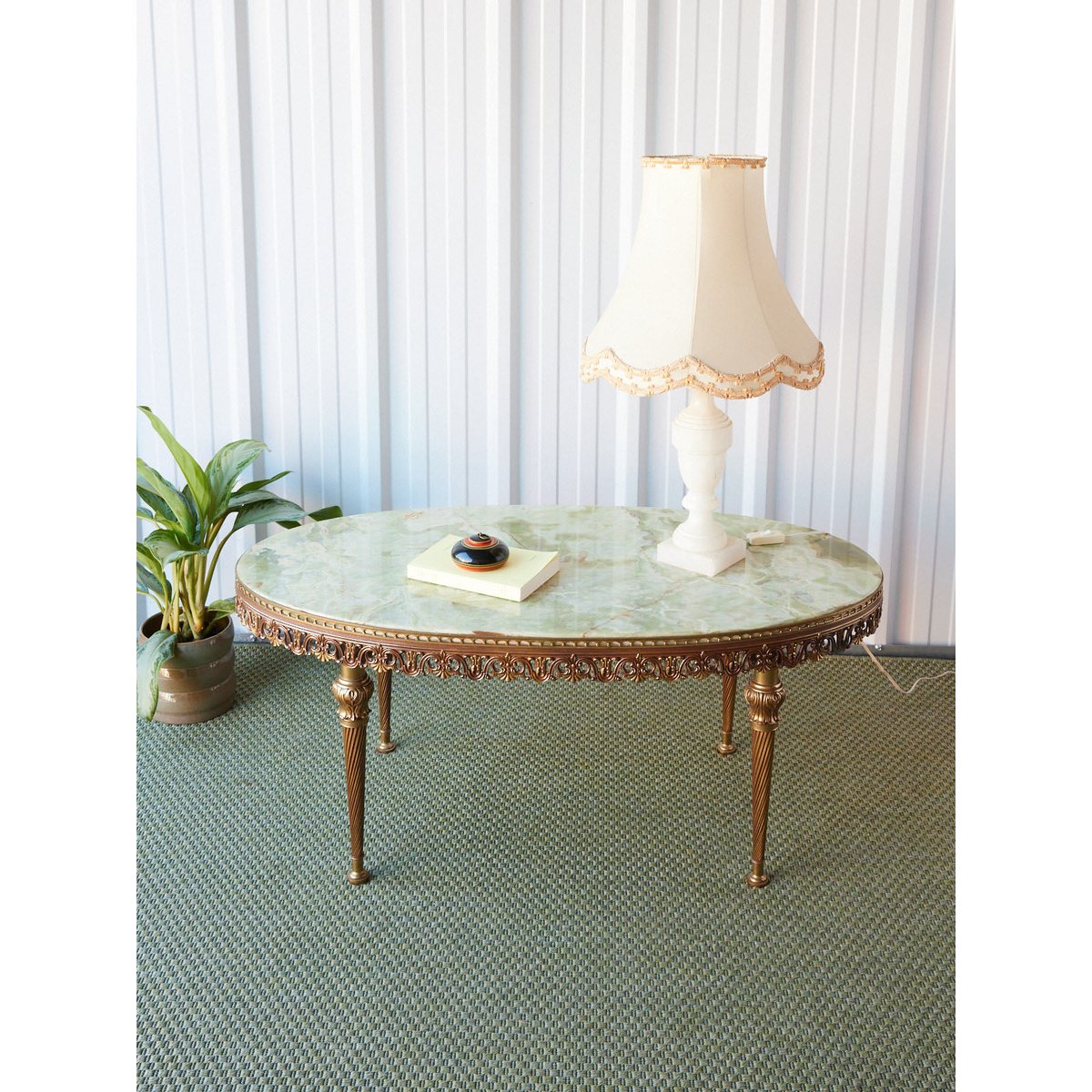 Table basse en onyx Léonie N°875 - Bon état doré, DEBONGOUT