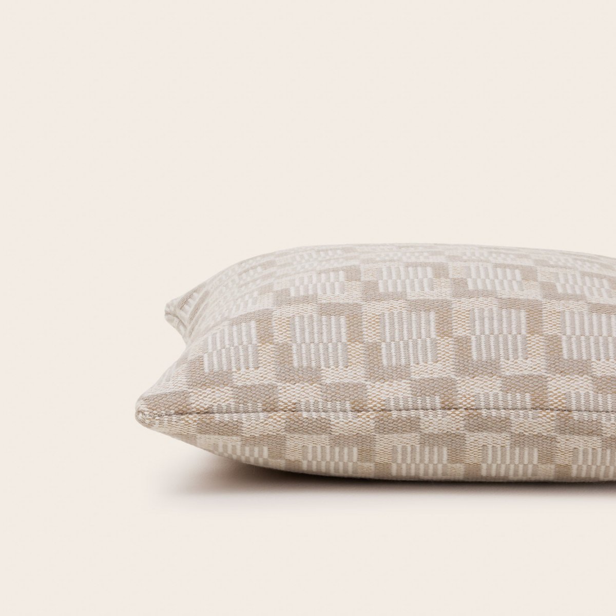 housse de coussin en Jacquard graphique laine et coton VITORIO ivoire et beige cendré, MADURA