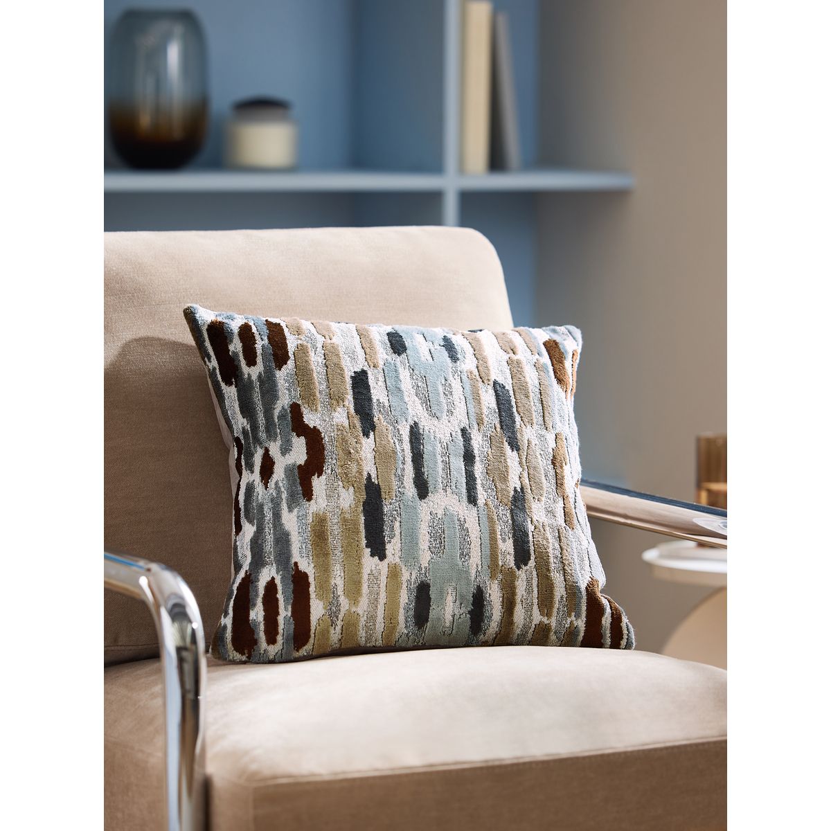 Coussin hugo en velours coupé style abstrait gris, NEXT
