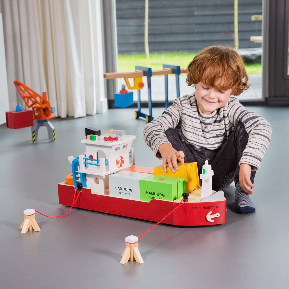 Bateau-container avec 4 containers rouge, NEW CLASSIC TOYS
