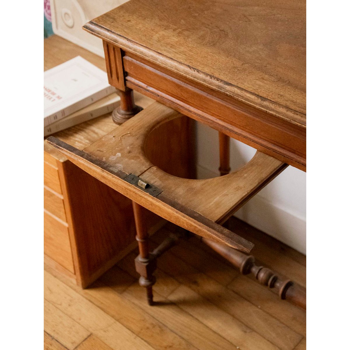 Coiffeuse au bois sculpté Louise N°337 - Bon état bois foncé, DEBONGOUT