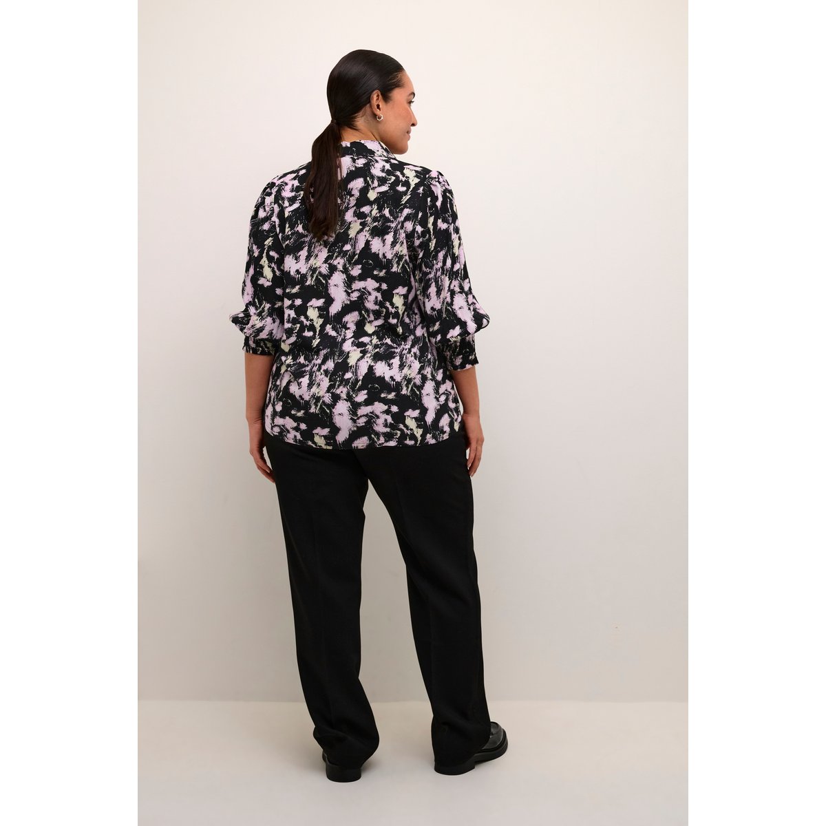 Long sleeved shirt noir/rose graphic strokes, KAFFE CURVE