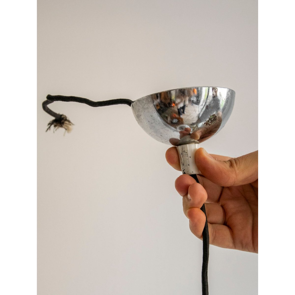 Suspension au globe en verre opaque Sonia N°313 - Bon état beige, DEBONGOUT