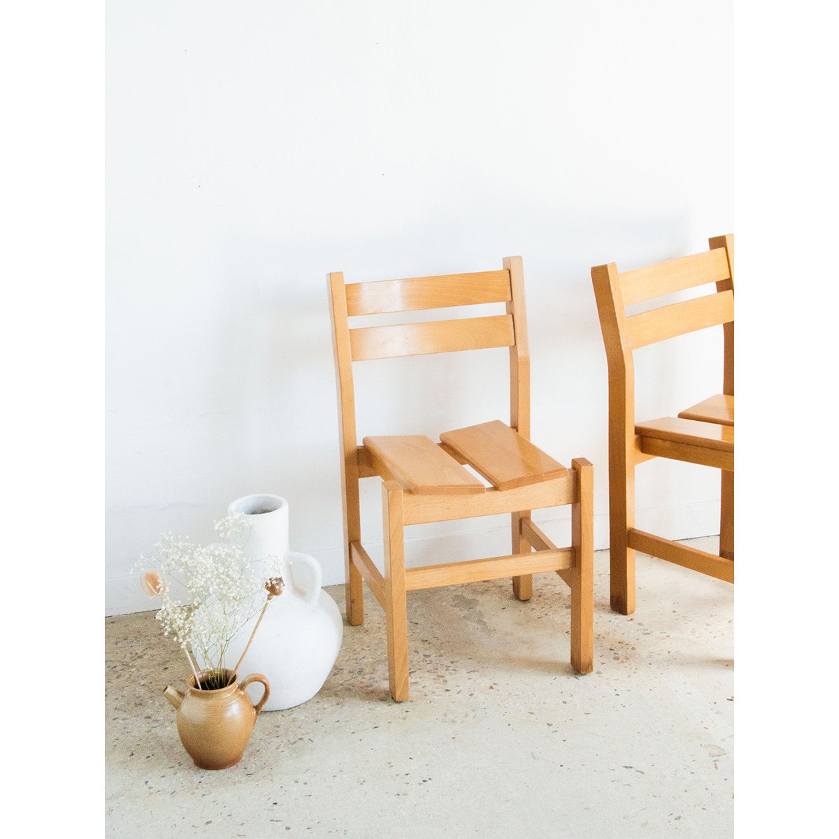 Paire de chaises en pin Alma N°370 - Bon état bois, DEBONGOUT