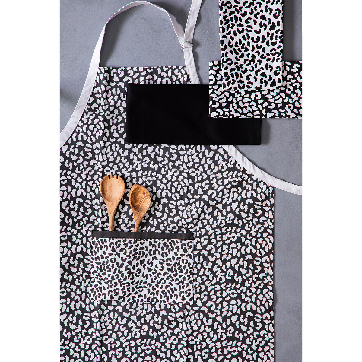 Cotton Apron in All Over Leopard Print black, SO'HOME