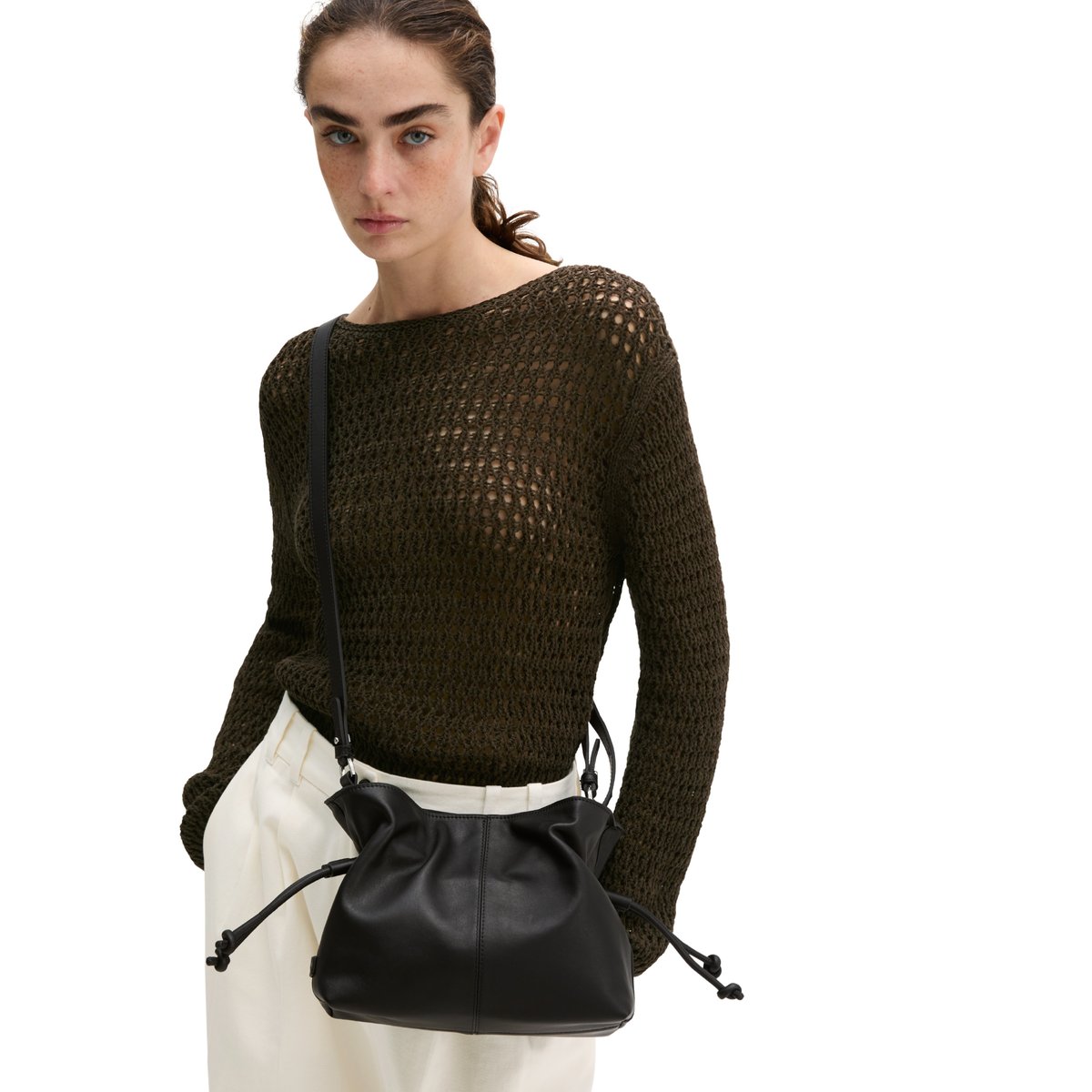 Sac à bandoulière modèle Simona small en cuir de vache souple noir, MARC O'POLO