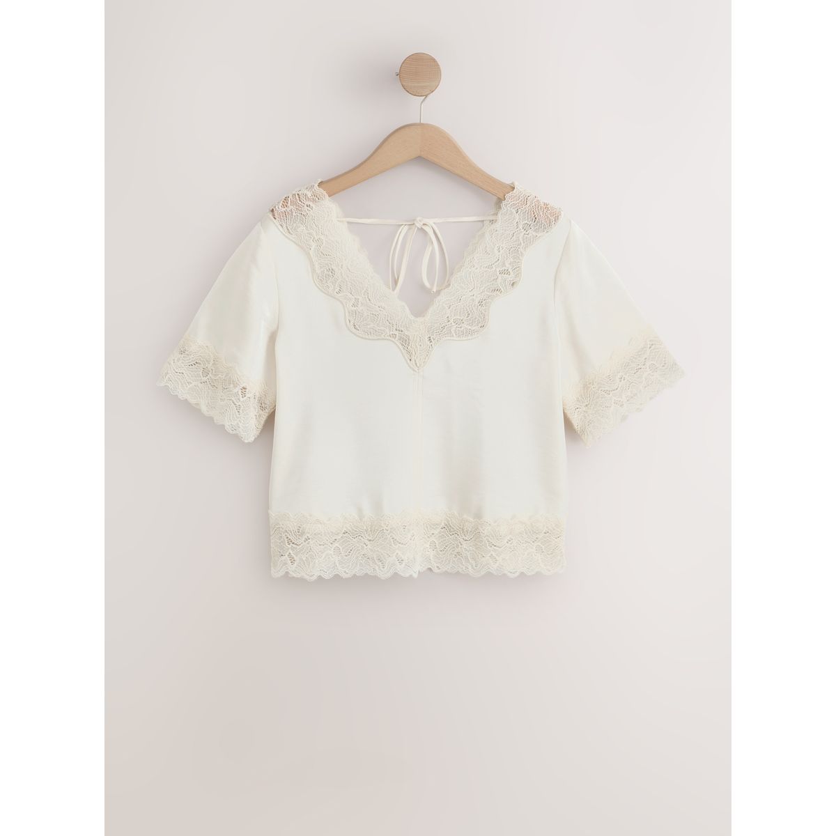 Top satin col v bordure dentelle crème, NEXT